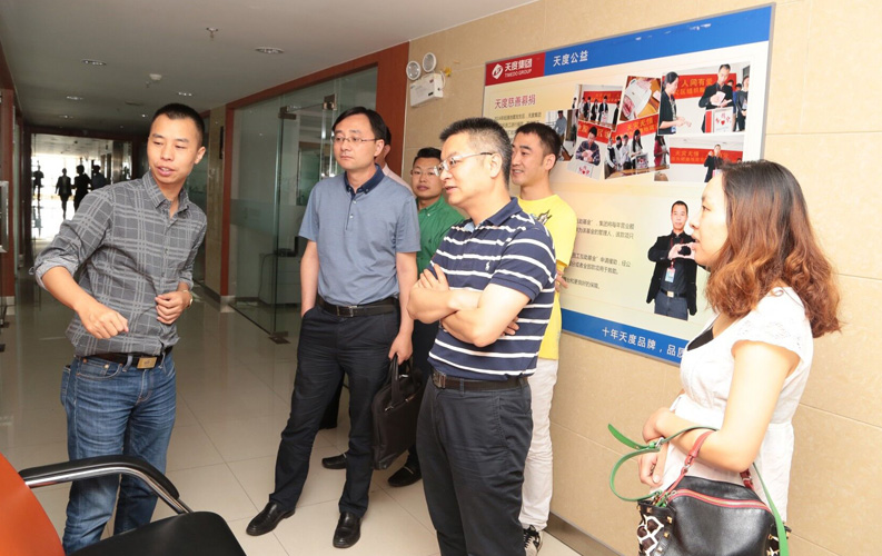 重慶市渝北區(qū)人民政府相關(guān)領(lǐng)導(dǎo)蒞臨云南天度集團(tuán)考察，雙方將于近日簽訂投資合同，天度集團(tuán)將在重慶投資設(shè)立控股子公司和200人規(guī)模的技術(shù)研發(fā)基地