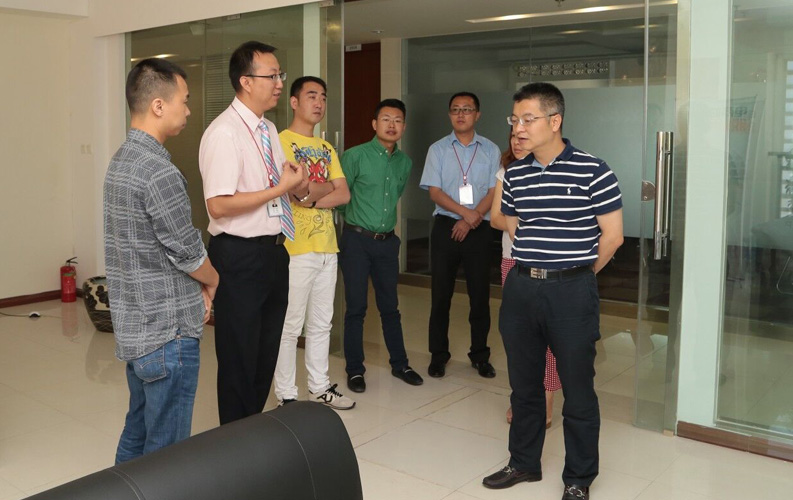 重慶市渝北區(qū)人民政府相關(guān)領(lǐng)導(dǎo)蒞臨云南天度集團(tuán)考察，雙方將于近日簽訂投資合同，天度集團(tuán)將在重慶投資設(shè)立控股子公司-重慶天度網(wǎng)絡(luò)信息技術(shù)有限公司，并建立200人規(guī)模的專業(yè)技術(shù)研發(fā)基地，此后將大大增強(qiáng)天度技術(shù)研發(fā)實(shí)力和公司綜合優(yōu)勢(shì)