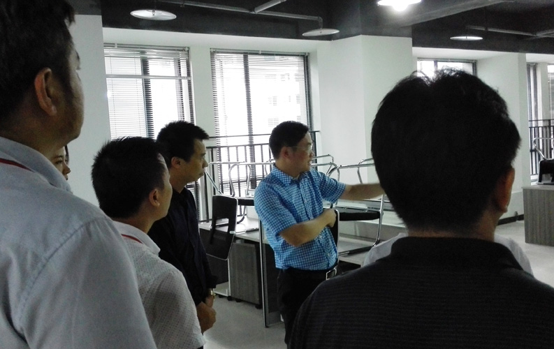 賴區(qū)長鼓勵(lì)重慶天度網(wǎng)絡(luò)公司要多進(jìn)行創(chuàng)新，并就天度未來發(fā)展方向做出重要指示。