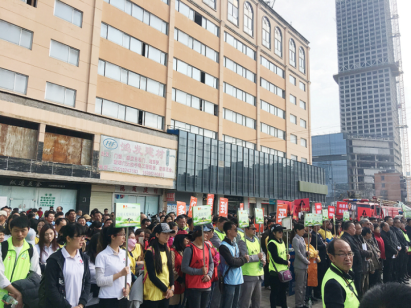 2017年3月5日，是我國第54個(gè)學(xué)雷鋒紀念日。3月份的春天萬(wàn)物復蘇，百花齊放。陽(yáng)光透過(guò)淡薄的云層照耀著(zhù)大地，它的萬(wàn)道金光愉快地普照著(zhù)萬(wàn)物。春風(fēng)拂面,是那么清柔,那么親切,就像是雷鋒的精神一直溫暖著(zhù)、鼓舞著(zhù)我們!