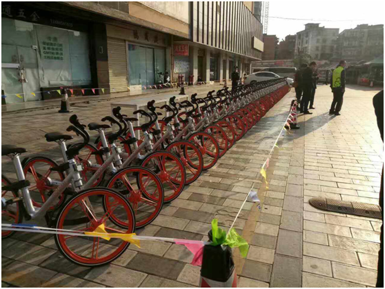 上午11點(diǎn)，云南天度投資集團有限公司、云紡商業(yè)區、昆明悅動(dòng)文化傳播有限公司、云南北瑞兔司機新能源汽車(chē)科技有限公司、moblke摩拜單車(chē)許多商戶(hù)踴躍參加，由150余名志愿者組成的隊伍開(kāi)始了浩浩蕩蕩的4公里公益徒步，目的是鼓勵大家使用零污染的交通工具，降低自然資源的耗損，同時(shí)也是為了讓市民能夠熟知這樣的出行方式，倡導綠色出行。