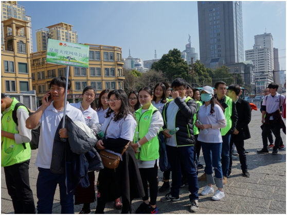 雷鋒精神，人人可學(xué);奉獻愛(ài)心，處處可為。積小善為大善，善莫大焉。當有人需要幫助時(shí)，大家搭把手、出份力，社會(huì )將變得更加美好。